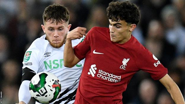Max Bird en action pour Derby County contre Liverpool à Anfield dans la Carabao Cup