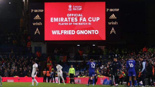 Grand écran à Leeds annonçant Wilfried Gnonto comme homme du match