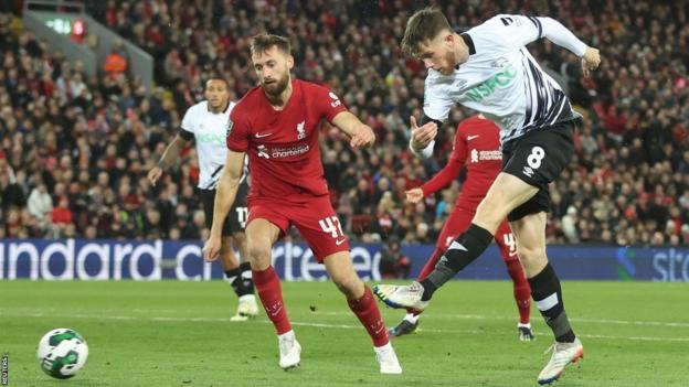 Max Bird en action pour Derby County contre Liverpool à Anfield dans la Coupe Carabao