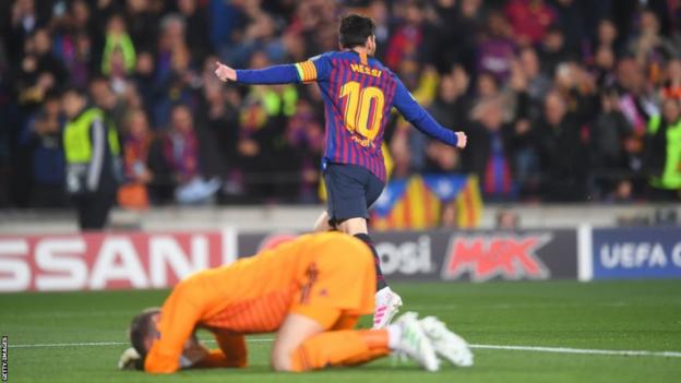 Lionel Messi célèbre alors que David de Gea est abattu sur le sol