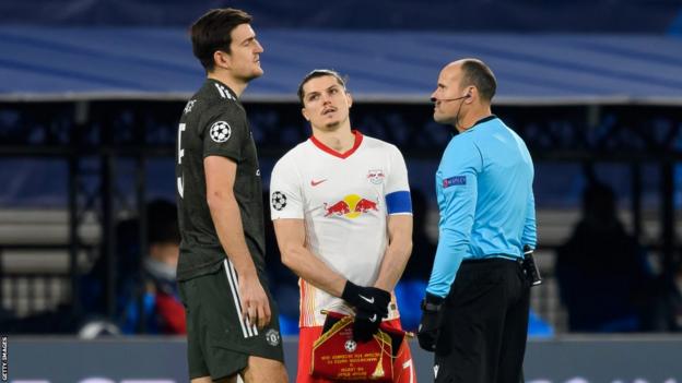 Marcel Sabitzer (au centre) du RB Leipzig avec Harry Maguire de Manchester United avant un match de Ligue des champions