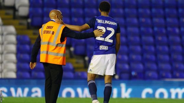 Jude Bellingham avec un steward après son dernier match pour Birmingham