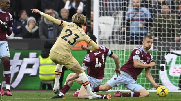 Le tir de Conor Gallagher de Chelsea semble toucher le bras du joueur de West Ham Tomas Soucek