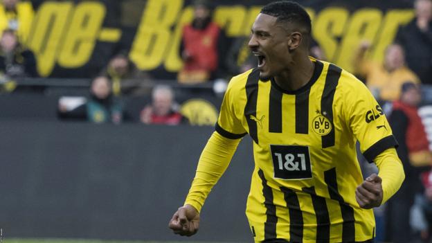 Sébastien Haller du Borussia Dortmund célèbre son but lors du match de Bundesliga entre le Borussia Dortmund et le Sport-Club Freiburg