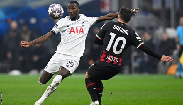 Pape Matar Sarr frappe le ballon