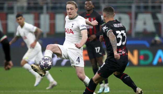 Oliver Skipp remporte le ballon