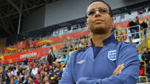 Hope Powell entraîne l'Angleterre lors du match de la Coupe du monde féminine 2011 contre la Nouvelle-Zélande