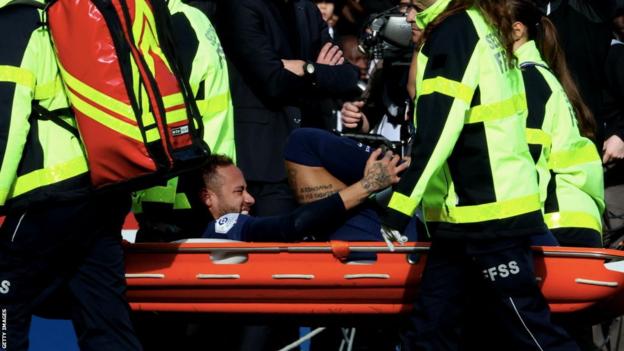 Neymar est emmené sur une civière lors du match du PSG contre Lille