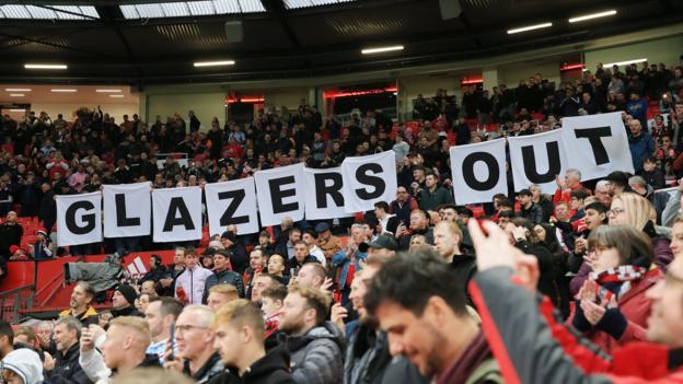 Les fans de Manchester United protestent contre la propriété de la famille Glazer depuis des années
