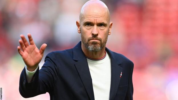 Le manager de Manchester United, Erik ten Hag, salue les fans à Old Trafford