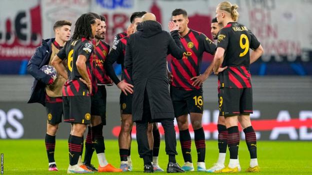 Pep Guardiola débriefe ses joueurs sur le terrain à temps plein