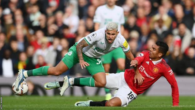 Bruno Guimaraes de Newcastle est abordé par Casemiro de Manchester United