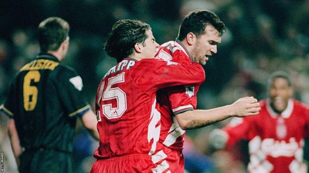 Neil Ruddock célèbre son égalisation tardive contre Manchester United en 1994
