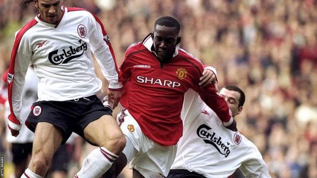 Dwight Yorke se bat pour la possession avec les joueurs de Liverpool en 1999