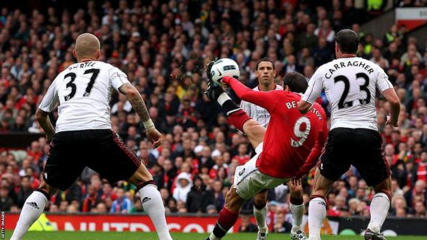 Dimitar Berbatov marque un coup de tête contre Liverpool pour porter le score à 2-0