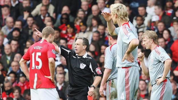 Nemanja Vidic est écarté contre Liverpool en 2009