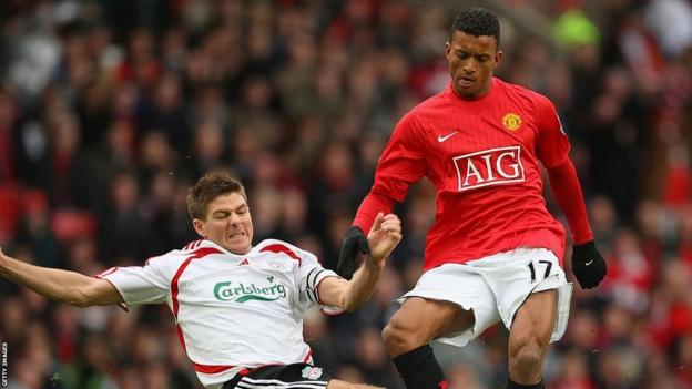 Steven Gerrard de Liverpool tacle Nani de Manchester United