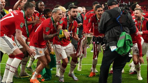 Les joueurs de Manchester United célèbrent après avoir battu Newcastle United en finale de la Coupe Carabao à Wembley