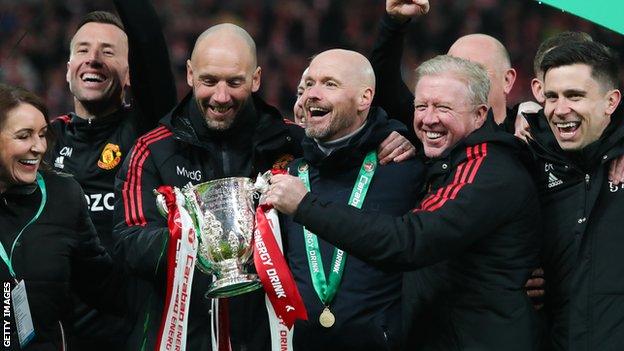 Erik ten Hag avec Steve McLaren et d'autres membres de son équipe en coulisses