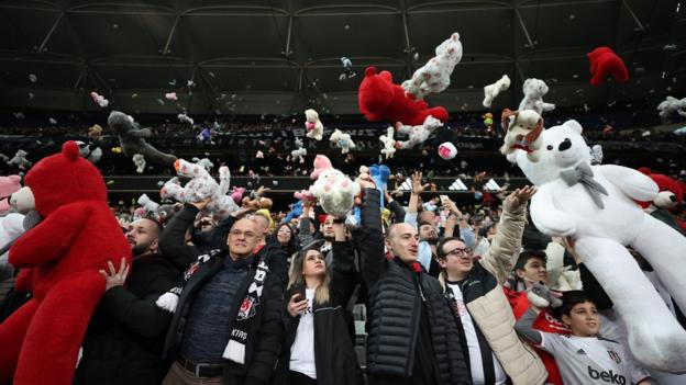 Les fans de Besiktas lancent des ours en peluche sur le terrain pour soutenir les enfants victimes du tremblement de terre