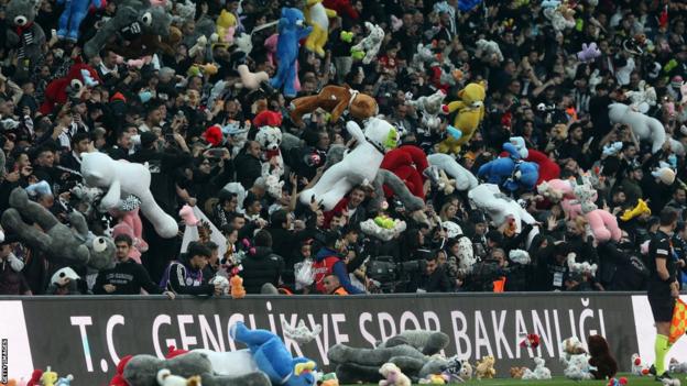 Les fans de Besiktas lancent des ours en peluche sur le terrain pour soutenir les enfants victimes du tremblement de terre