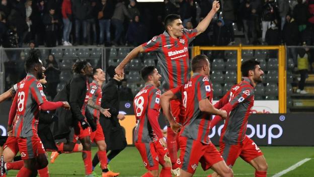 Les joueurs de Cremonese célèbrent leur première victoire en Serie A depuis 1996