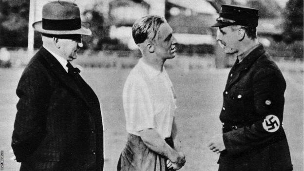 Asbjorn Halvorsen parle à un officier nazi