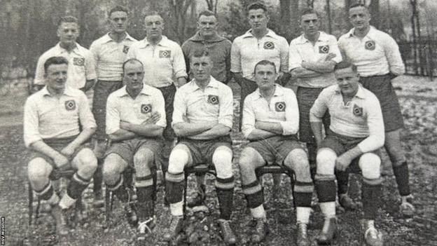 L'équipe de Hambourg pose pour une photo avec Otto Harder et Asbjorn Halvorsen tous deux présents