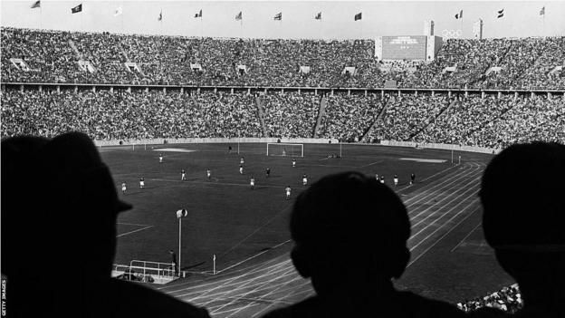 Foule au football olympique de 1936 regardant l'Italie contre la Norvège