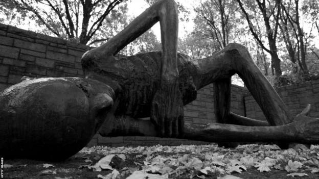 La sculpture Le Deporte de Françoise Salmon au Mémorial du camp de concentration de Neuengamme