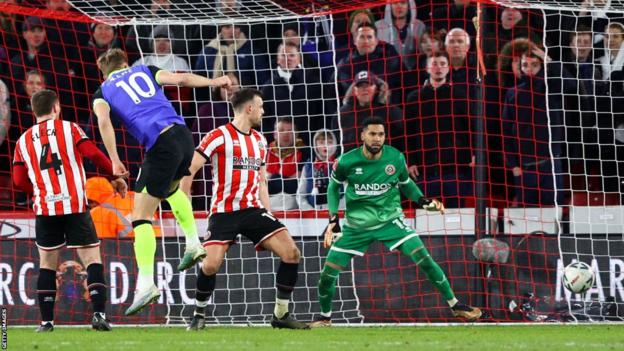 Harry Kane écarte la tête contre Sheffield United