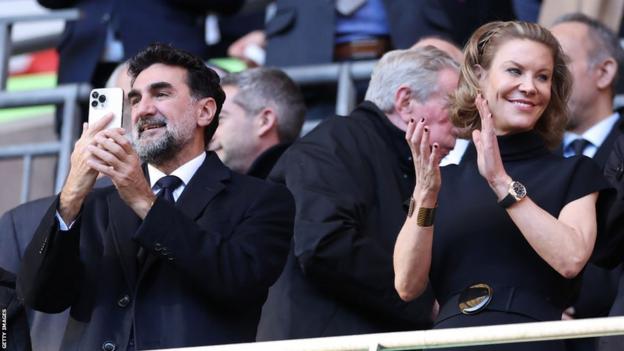Le président de Newcastle Yasir Al-Rumayyan et la copropriétaire Amanda Staveley lors de la finale de la Coupe Carabao