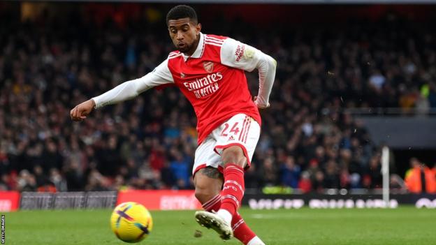 Reiss Nelson marque pour Arsenal contre Bournemouth