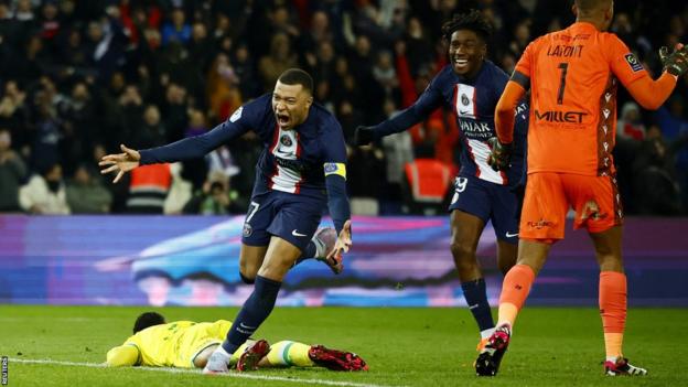 Kylian Mbappe du Paris St Germain célèbre son quatrième but contre Nantes et devient le meilleur buteur de tous les temps du Paris St Germain