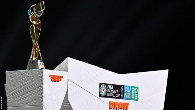 Trophée de la Coupe du Monde Féminine de la FIFA lors du tirage au sort en octobre 2022