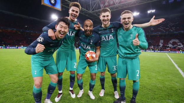 Les joueurs de Tottenham célèbrent leur retour contre l'Ajax en demi-finale de la Ligue des champions en 2019