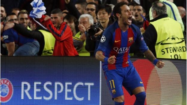 Neymar célèbre la victoire de Barcelone contre le Paris St-Germain lors de la