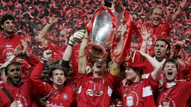 Le capitaine de Liverpool, Steven Gerrard, tient le trophée de la Ligue des champions à Istanbul en 2005