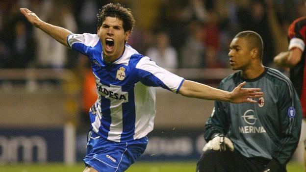 Albert Luque du Deportivo La Corogne célèbre sous le regard du gardien de l'AC Milan Dida