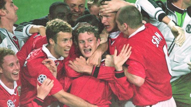 Ole Gunnar Solskjaer célèbre avec ses coéquipiers de Man Utd après avoir marqué le vainqueur de la finale de la Ligue des champions 1999