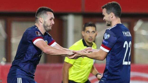 John (à gauche) et Paul McGinn célèbrent après la victoire de l'Ecosse contre l'Autriche