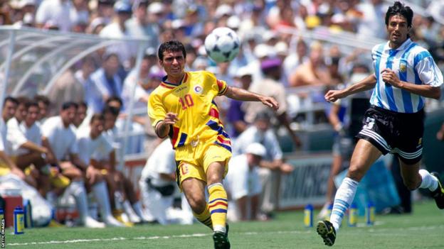 Gheorghe Hagi joue pour la Roumanie contre l'Argentine lors de la Coupe du monde 1994