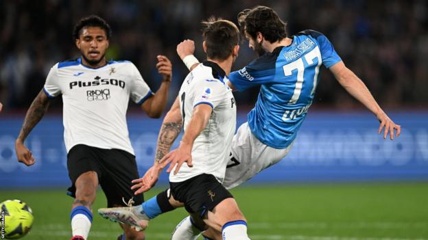 Khvicha Kvaratskhelia marque le seul but du match