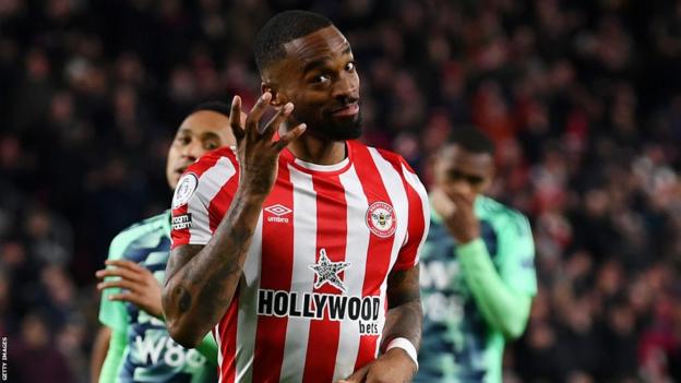 Ivan Toney célèbre le but de Brentford
