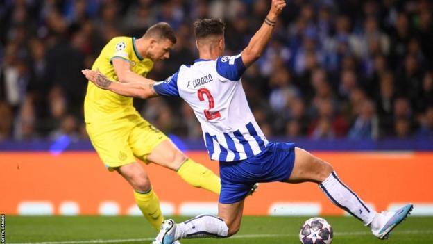 Edin Dzeko a un coup pour l'Inter Milan contre Porto