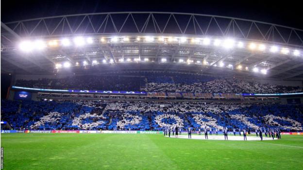 Les supporters de Porto épellent les mots FC Porto avant leur match contre l'Inter Milan