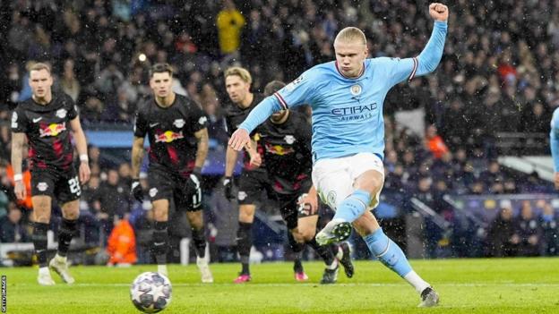 Erling Haaland marque un penalty pour Manchester City