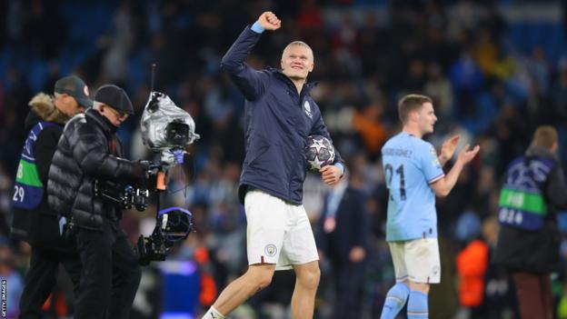 Erling Haaland avec le ballon du match après avoir marqué cinq buts contre le RB Leipzig en Ligue des champions