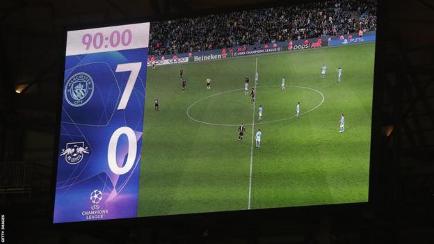Le tableau de bord du stade Etihad de Manchester City montre le résultat de leur victoire 7-0 sur le RB Leipzig en Ligue des champions