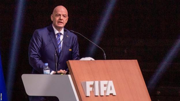 Le président de la Fifa, Gianni Infantino, s'entretient avec les délégués à Kigali, au Rwanda, après avoir été réélu
